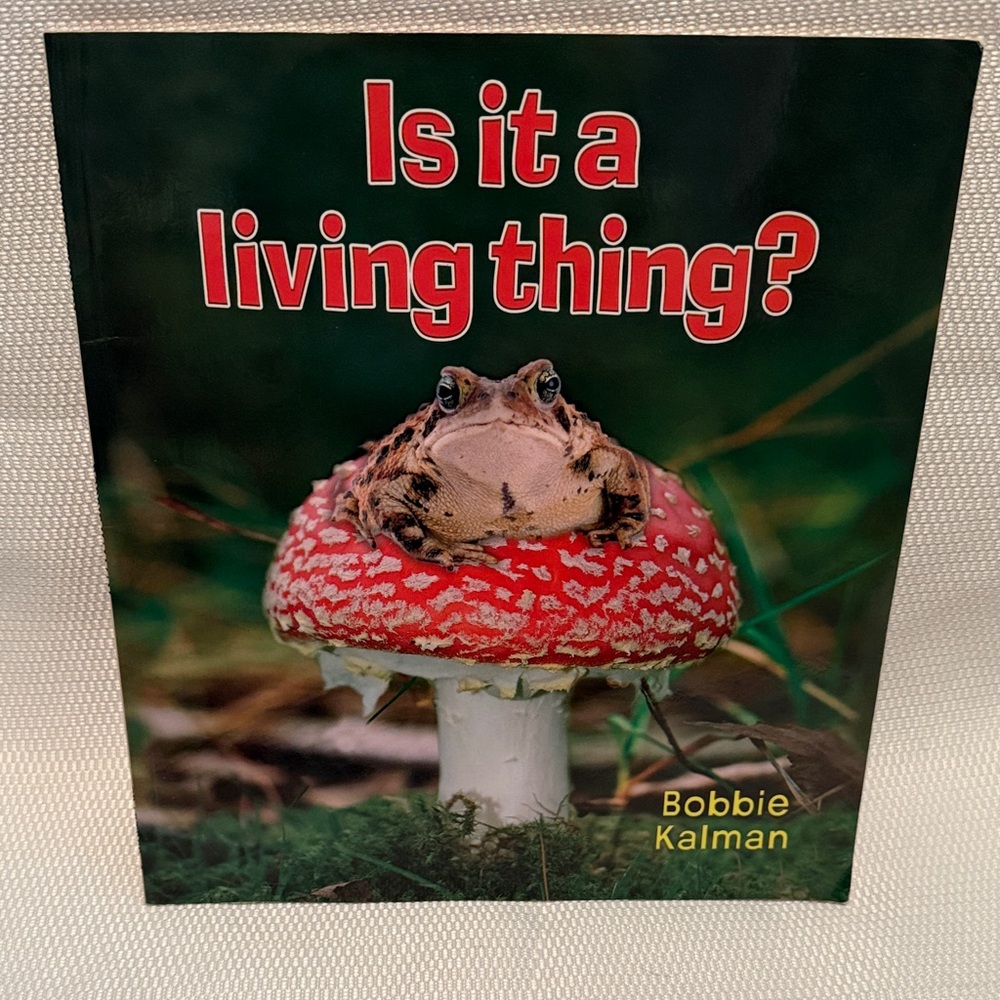 Is it a Living Thing? by -‎ Bobbie Kalman BOOK